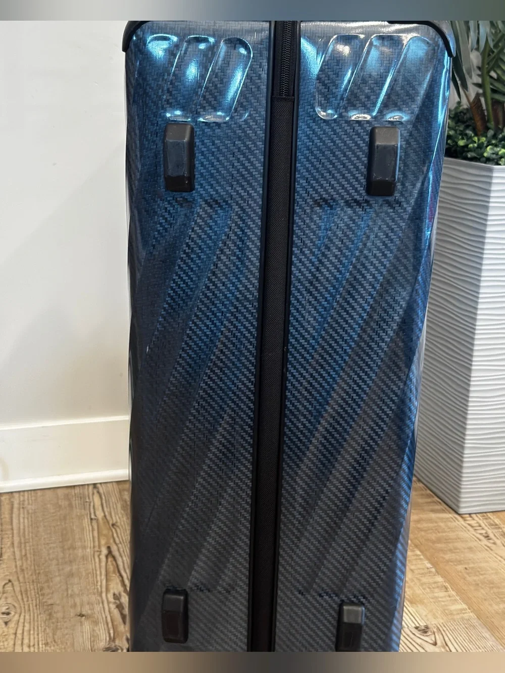 Tumi Large Expandable Checked Glossy Navy Hard-Shell Spinner Luggage suitcase